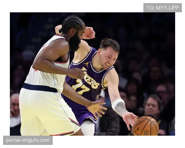 观点：湖人第四节频繁使用联防收效甚微，防守策略遭质疑。